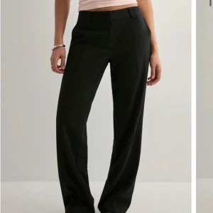 Svarta kostymbyxor med rak passform - Snygga svarta kostymbyxor i storlek 34. Knappt använd.❤️
