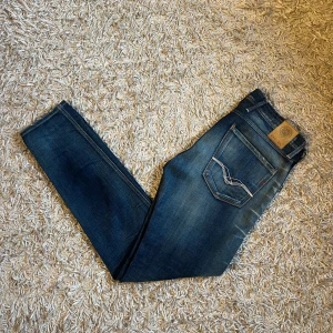 Replay Anbass jeans blå slim fit - Säljer ett par mörkblå Replay Anbass jeans med snygga diskreta slitningar och en riktigt fet wash. Nytt skick, inga anmärkningar. storlek 31/32 mått kan såklart skickas vid osäkerhet. Postas antigen samma dag som köp eller dagen därpå🙌💯
