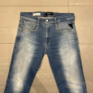 Replay Anbass jeans  - Säljer nu dessa Replay Anbass jeans som är lite små slitna på vissa ställen, skriv för fler bilder/frågor🙌🏼