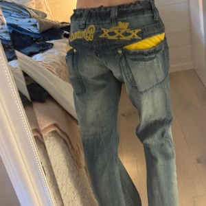 Coola jeans - Coola jeans med gula detaljer! Tar inte emot prisförslag mindre än 600kr för tillfället 🫶🏼midjemått rakt över är 40 cm, jag är 165 cm lång