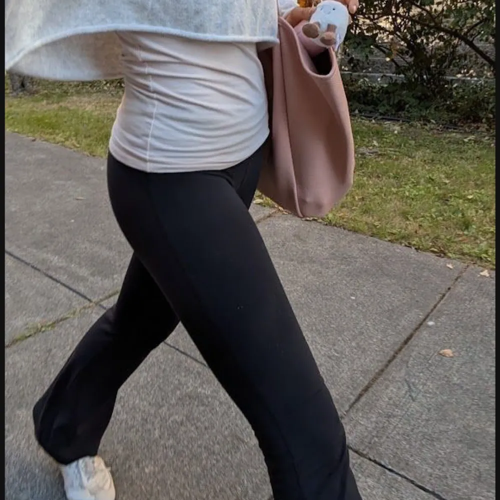 gråa bootcut yoga pants🙌. Farkut & Housut.
