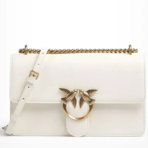 Vit axelväska från Pinko med guldkedja - Säljer denna helt oanvända Pinko handväska. Köpt i Paris med nypris 3000kr. Aldrig använd. Äkta.