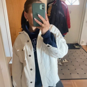 Vit manchesterjacka med knappar - Säljer en vit manchesterjacka!!