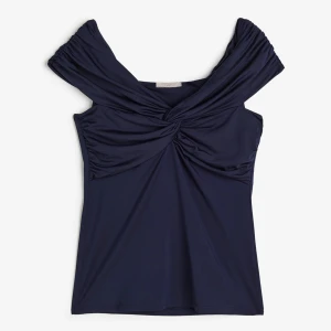 Off shoulder hm topp  - Säljer min fina topp från Hm då den inte passar mig i storlek 💕 slutsåld på hemsidan 