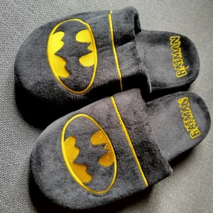 Batman tofflor - Supermysiga batman tofflor. Aldrig använa, endast provade. Perfekt att mysa runt i hemma. 💛🖤