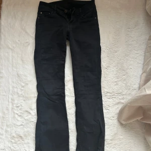 Svarta jeansbyxor från Pepe Jeans - Svarta jeans från Pepe Jeans. De är bootcut och lowwaisted. W26/L30❣️ Skulle säga att de passar S/Xs. 