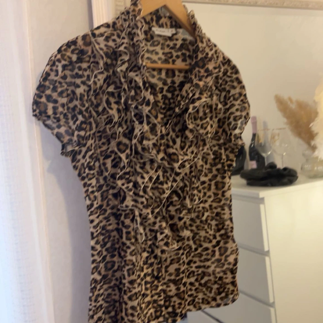 Leopardmönstrad blus med volang - 1