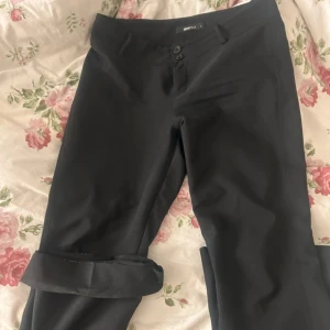 Låg/ mid kostymbyxor - Små i storleken mer som en M än L. Uppfållade för mig som är 160( tappar fortfarande ner lite). fickor på rumpan och dubbel knapp fram till, utsvängda. Ordinarie pris är 499🥹