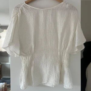 H&M blus  - intressekoll på min h&m blus , i storlek M men passar mig som är xs-s! kom privat för fler frågor!