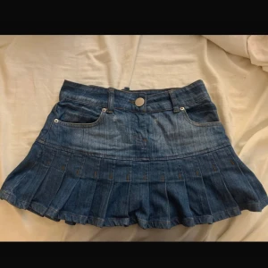 Plisserad jeanskjol i blå denim - As snygg jeans volang kjol! Midjemått 37 cm💕
