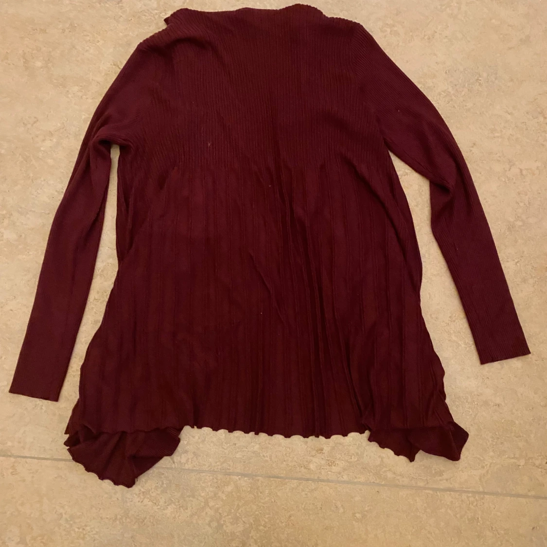 Vinröd kofta med volangkant - 2
