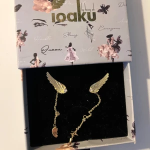 Ioaku arrow örhängen - I jätte bra skick!! Guld arrow örhängen från Ioaku💛 slutsålda💛