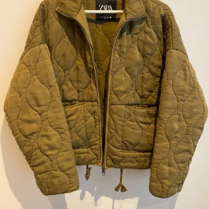 Olivgrön quiltad jacka från ZARA - EFTERTRAKTAD olivgrön jacka från ZARA, storlek S, oversized passform. Perfekt för varmare dagar!🪩🪩pris går att diskuteras!
