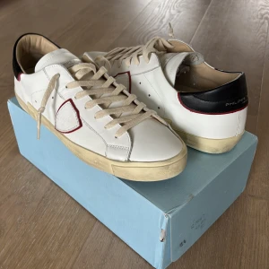 NYA Philippe Model skor - HELT NYA Philippe  model skor i storlek 44. 10/10 skick ✅Passar också 45. Ny pris: 3700. Allt OG ingår förutom dustbag