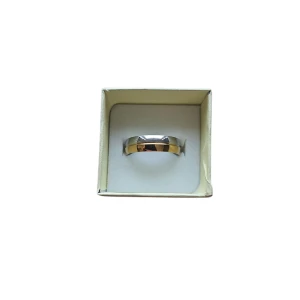 Silverfärgad ring i klassisk design - Säljer en stilren och enkel silverfärgad ring med slät och blank yta. Perfekt för dig som gillar minimalistiska smycken. Rostfritt stål, 18.1 mm