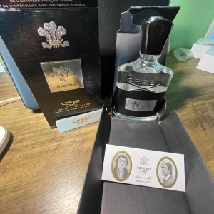 Aventus Eau de Parfum från Creed 100ml - Lyxig parfym Aventus från Creed i en elegant svart förpackning. Flaskan rymmer 100 ml och doften är känd för sina fruktiga, träiga och kryddiga noter. Perfekt för dig som vill ha en exklusiv och tidlös signaturdoft inför våren/sommaren. Som ni ser så är flaskan fortfarande inplastad alltså att parfymen inte har använts överhuvudtaget!! NYPRIS:3600