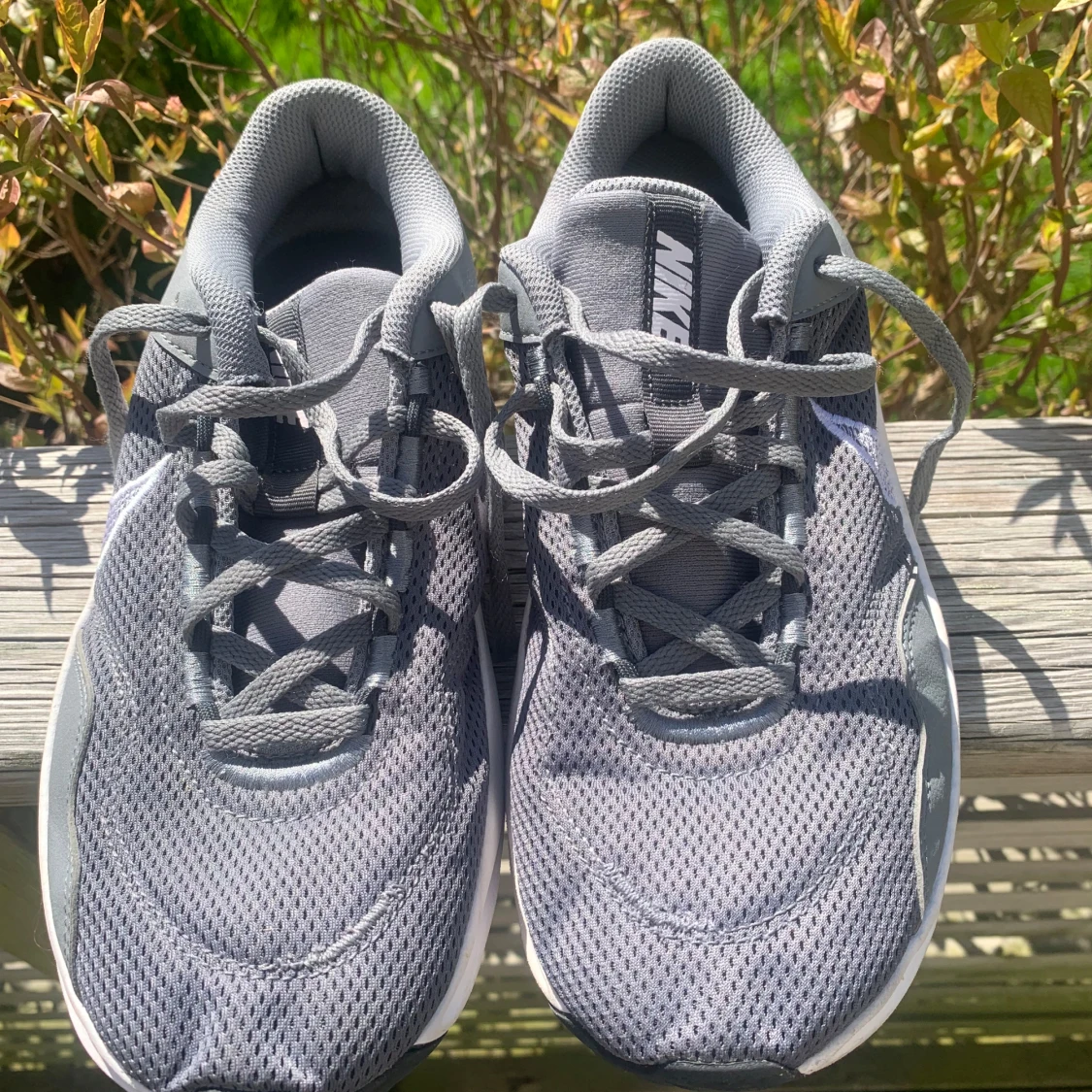 Grå Nike sneakers med vit sula - 1