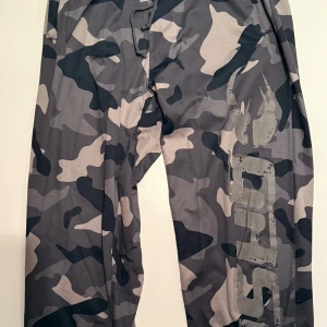Camo mjukisbyxor från Gasp - Bra skick!! Storlek Regular medium