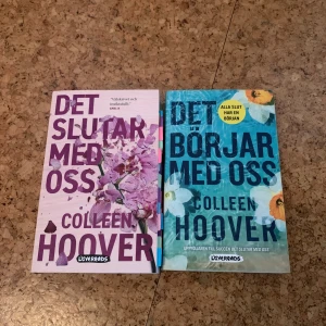 Det slutar med oss & Det börjar med oss av Colleen Hoover - Två populära romaner av Colleen Hoover: 'Det slutar med oss' med lila omslag och blommotiv samt 'Det börjar med oss' med blått omslag och blommor. Perfekt för dig som gillar gripande kärleksromaner.