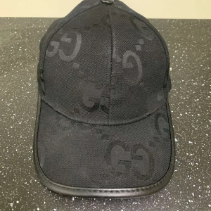   Gucci keps  - Tja !! Säljer en mycket fin Gucci keps (ÄKTA) 9/10 i skick. Mycket bra keps till en solig och varm dag. Passar med allt. Pris kan diskuteras 