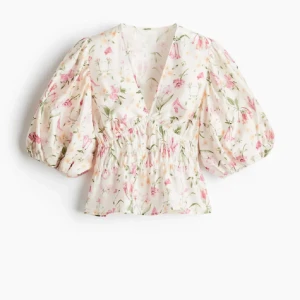 Blommig blus med puffärmar - Supersöt blus från HM! Som ny, Endast andvänt 1 gång! ❣️🙌🏼