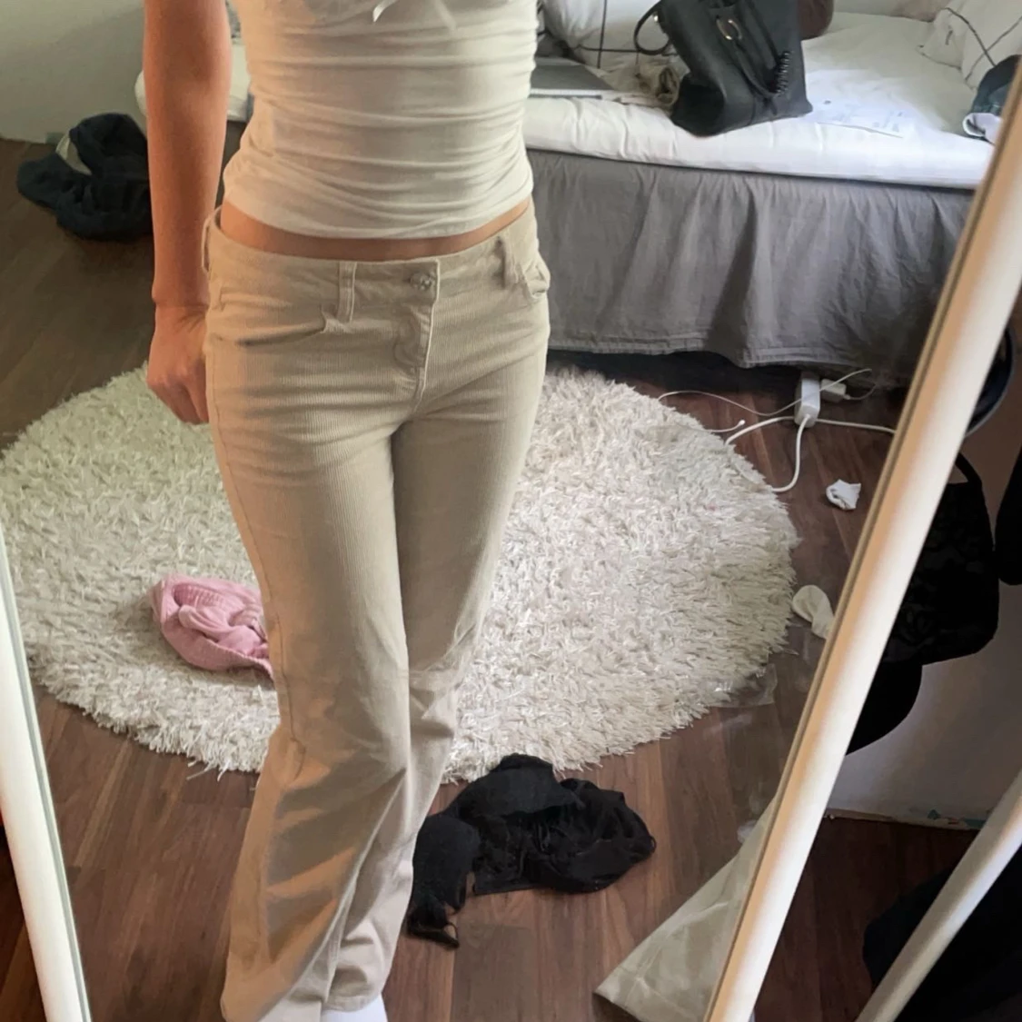 Beige manchesterbyxor från Divided