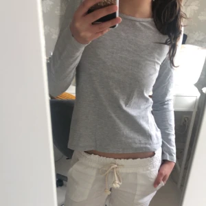 Långärmad Tröja - Säljer en grå långärmad tröja från Anna Field (köpt på Zalando), strl. XS🖤 Perfekt att ha som basplagg i garderoben!