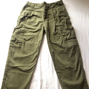 Olivgröna cargobyxor  - Säljer ett par olivgröna cargobyxor från Gina Tricot. 