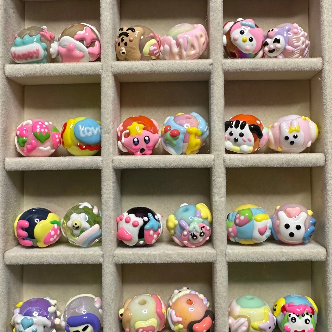 Färgglada handgjorda pärlor med figurer