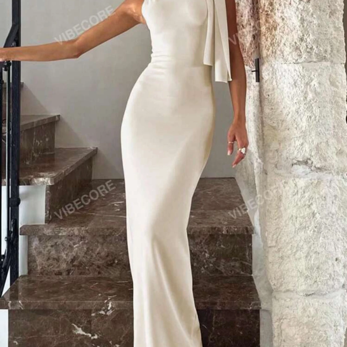 Elegant offwhite långklänning med asymmetrisk axel