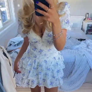 Sommarklänning - Säljer denna supersöta klänningen då den tyvärr inte passade🩷Helt ny med lappen på, endast testad.  Den har blått blommönster och volanger med en jättefin v-ringning och söta spetsdetaljer. Perfekt för vår och sommar! Materialet känns lätt och luftigt.🩷Bara att höra av sig för frågor , tryck gärna på köp nu! 