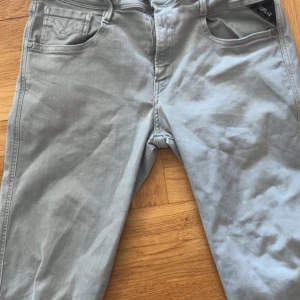 Ljusgrå anbass hyperflex  - Säljer ett par feta jeans från replay. Modellen är i anbass hyperflex. W:30 L:32// finns en liten fläck vid knäet som syns på sista bilden men man märker knappt av den irl 