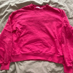 Rosa tröja  - Super söt rosa tjocktröja från NA-KD, knappast använd så inga skador/defekter. 