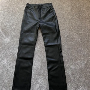 Skinnbyxor - Säljer ett par skitsnygga oanvända skinnbyxor från Bikbok💞