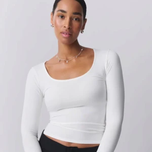 vit lång ärmad tröja - ny pris 200kr,Snygg och enkel vit långärmad topp med rundad urringning. Modellen är tight och passar perfekt till både jeans och kjol. Tillverkad i ett mjukt och stretchigt material som sitter skönt på kroppen. från gina, inga fleckar skriv om du vill ha flera bilder💝PRIS KAN DISKUTERAS!