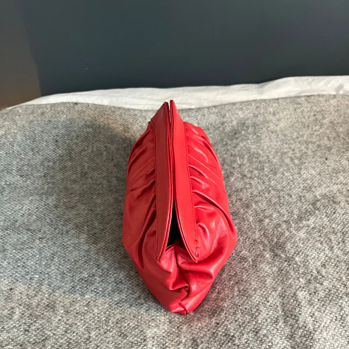 Röd axelväska i skinn - 1