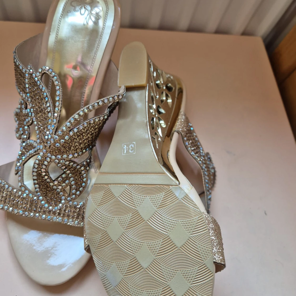 Guldiga klackskor med strass och fjärilsdetalj - 2