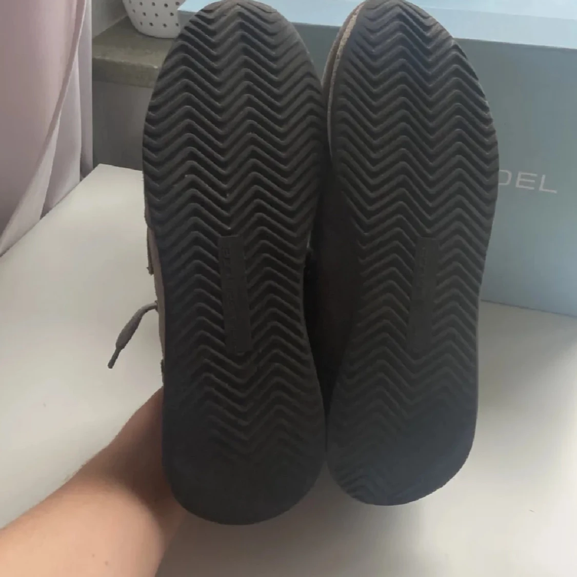 Beige sneakers från Philippe Model - 2