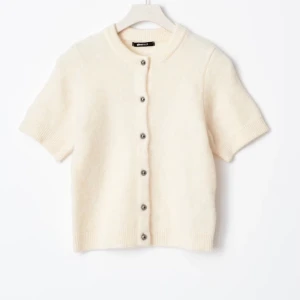 Kortärmad beige kofta från Gina Tricot - Supermjuk och stilren beige kofta från Gina Tricot med korta ärmar och knappar framtill. Perfekt att bära över ett linne eller t-shirt. Enkel och tidlös design med rund halsringning. Den är använd ett fåtal gånger❤️ Pris går att diskutera