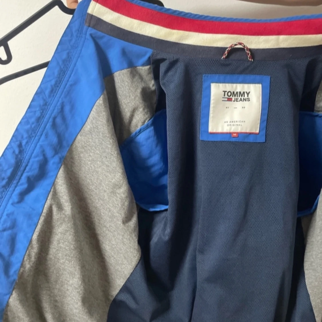 Blå vindjacka från Tommy Jeans 10/10 skick, använd kanske en gång  - 2