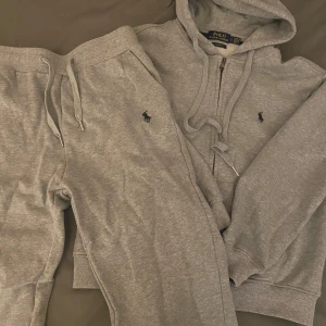 Grå Ralph Lauren Tracksuit - Helt ny, oanvänt. Storlek S