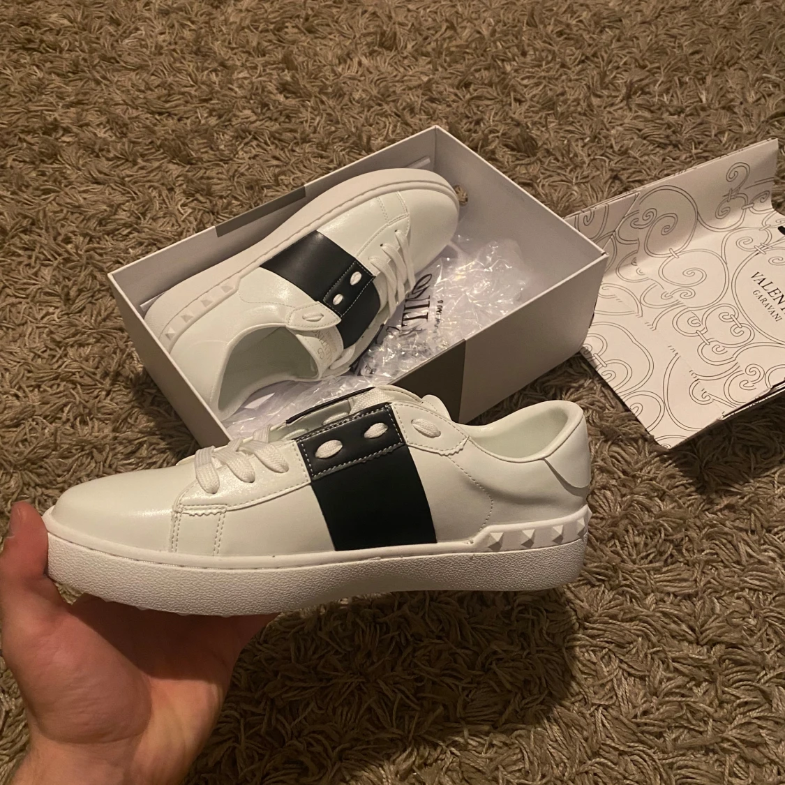 Valentino Garavani vita sneakers med svart band