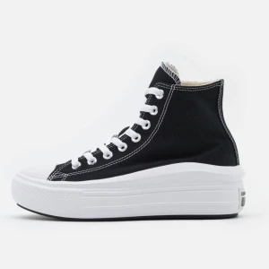Svarta Converse All Star sneakers med platåsula - Säljer ett par klassiska svarta Converse All Star high-top sneakers med vit platåsula och vita snören. Skorna har använts 2 gånger och kommer inte längre till användning. Säljer för 900