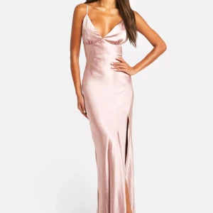 Ljusrosa långklänning i satin från Boohoo - Säljer en elegant ljusrosa långklänning i satin från Boohoo. Klänningen har smala axelband, v-ringad urringning och en hög slits framtill. Perfekt för speciella tillfällen när du vill känna dig extra glam. Nypris för 770kr 💕passar perfekt för en M