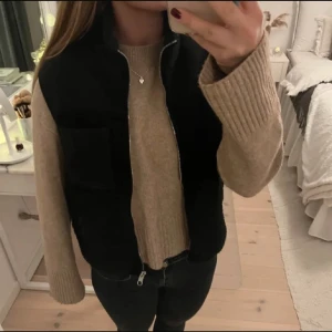 Brun stickad tröja - Brun stickad tröja från & other stories i bra skick!