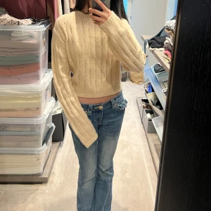 💓En jättefin Beige stickad tröja💓 - Säljer en beige stickad croppad tröja från Zara som jag aldrig har använt.Tröjan har lång ärm, ribbade muddar och ett diskret kabelstickat mönster. Perfekt till jeans eller kjol för en avslappnad och trendig look. Och passar dig som är mellan 13-14 år eller du som är runt 164cm lång💓