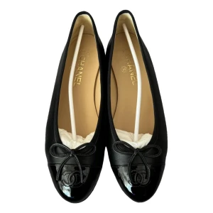 Chanel ballerina  - Chanel ballerina i fint skick! Storlek 36,5. Passar fint på mig som har 36,5/37. Box och dustbags medföljer vid köp. Nypris ca 11 700kr. Bilden i annonsen är lånad, egna finns att få! Möts upp i Stockholm eller postar efter Swish🩰KOM MED BUD!