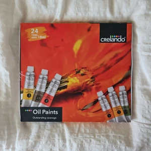 Oljefärger 24-pack från Crelando - OSäljer ett set med 24 oanvända tuber oljefärg från Crelando, varje tub innehåller 18 ml. Perfekt för dig som gillar att måla och vill ha många färger att välja mellan. Färgerna kommer i en snygg förpackning med färgstark design. 