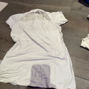 Vita fina ridtröjor - Säljer en vit långärmad ridtröja i storlek 170. Den kortärmade är i storlek S. Kommer säljas nytvättade.