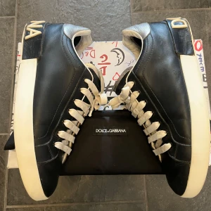  Dolce & Gabbana skor - Dolce & Gabbana portofino skor i storlek 40. Skick efter bilder. Box och dustbag medföljer. Skriv vid funderingar 